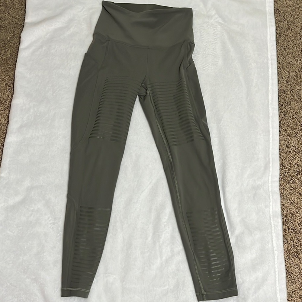 Lululemon  28” High Waist Olive Green Leggings w/ Texture Detailing & Pockets